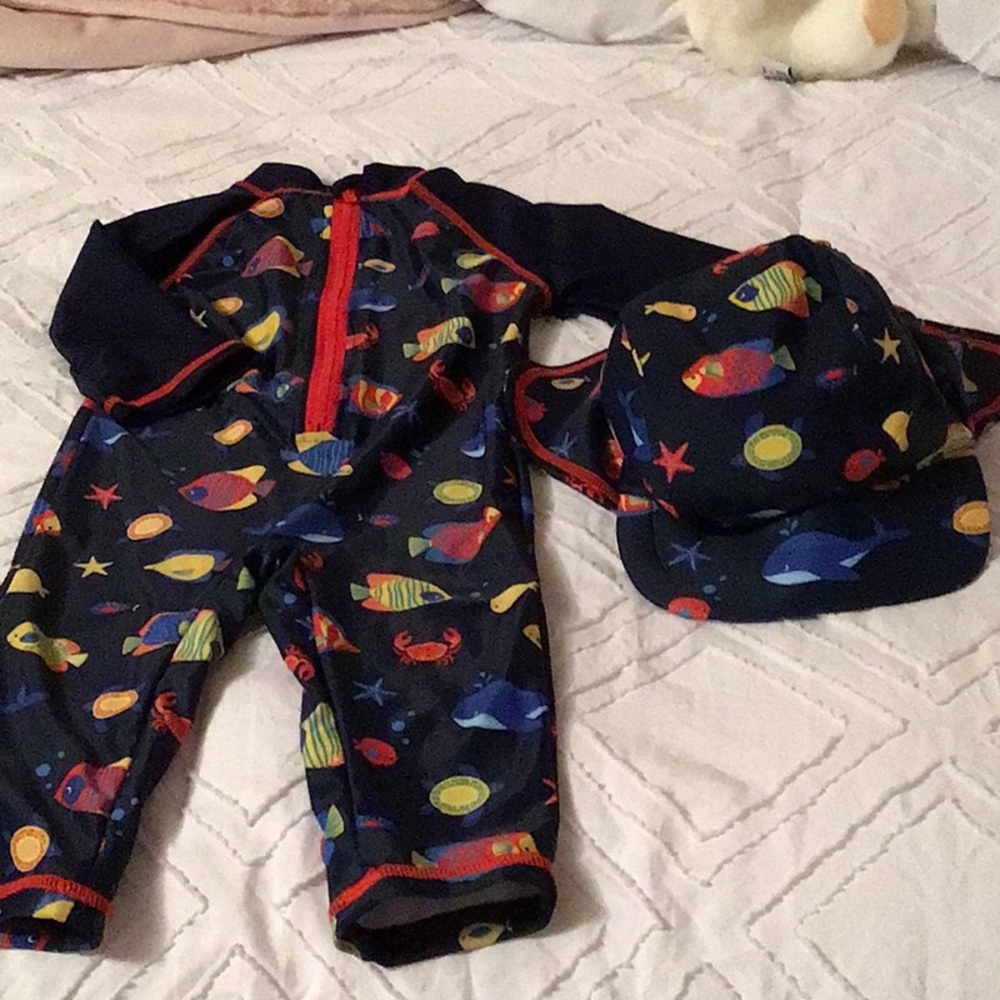 NWOT Colorful fish print baby swimsuit and hat set
